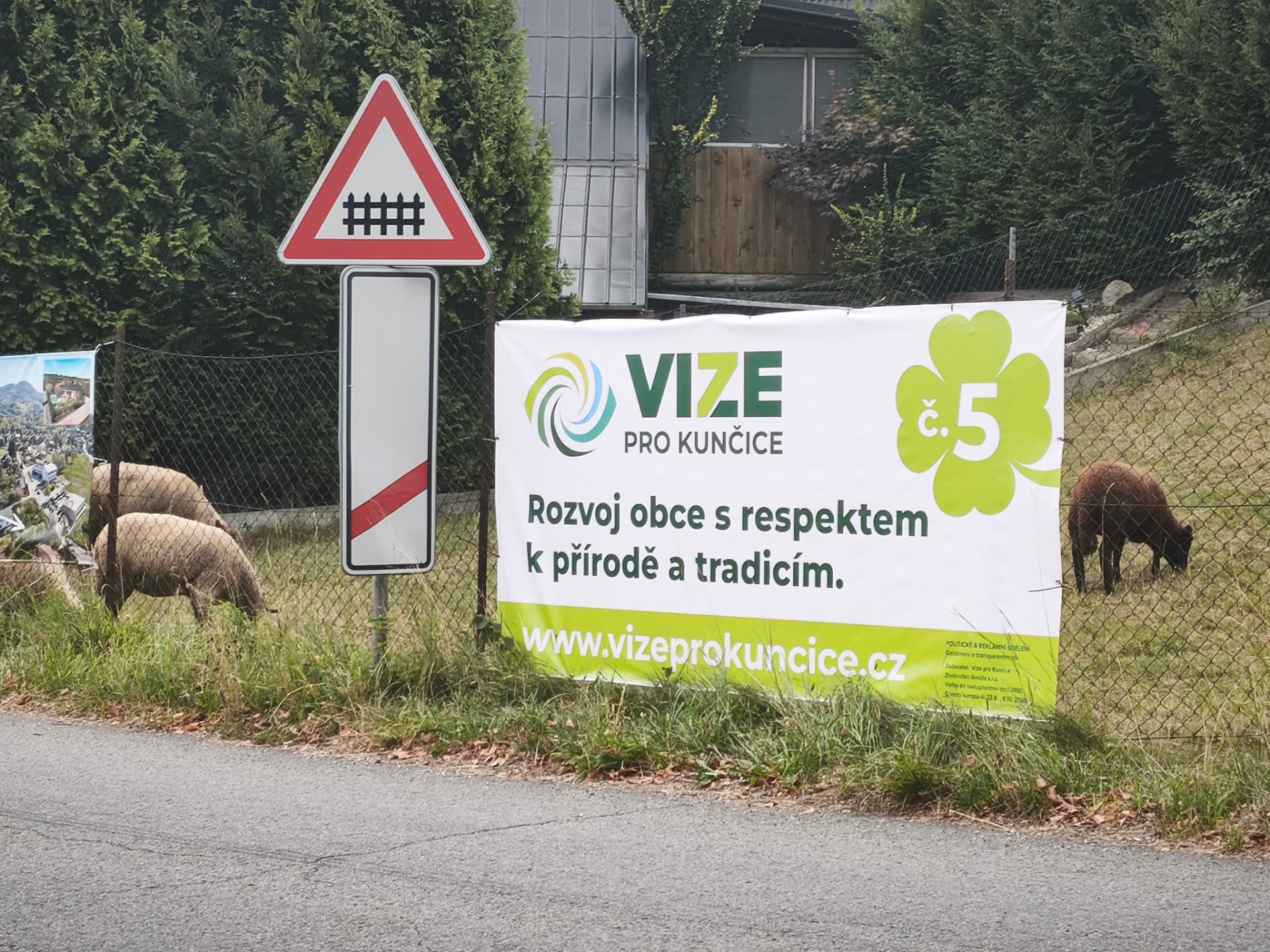Billboard Vize pro Kunčice u pastvy ovcí.