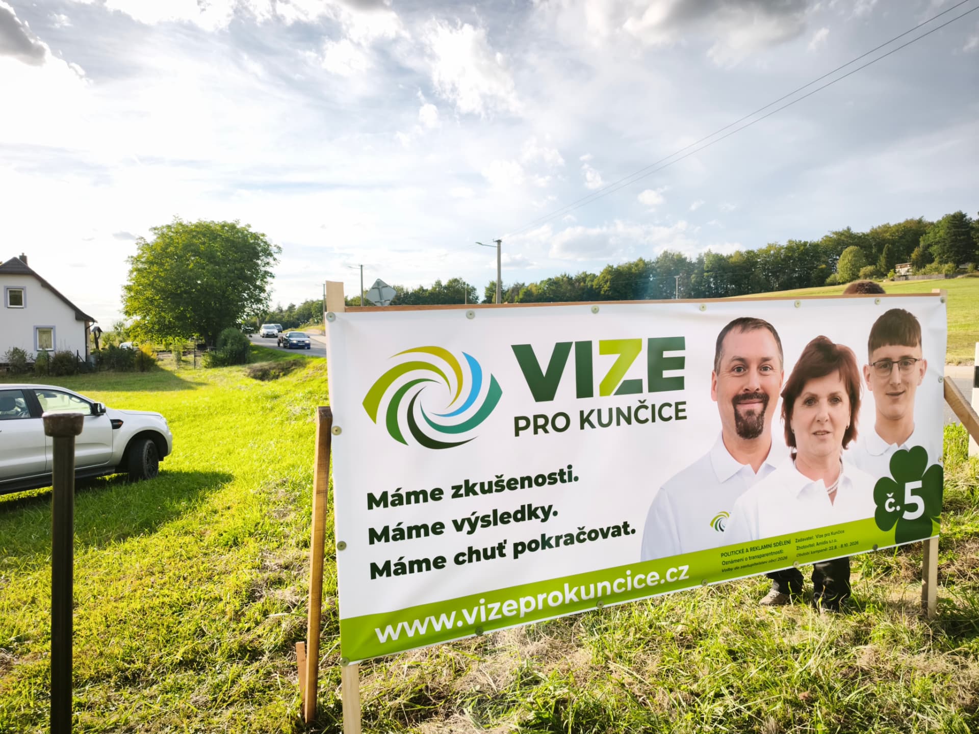 Billboard Vize pro Kunčice na zelené louce.