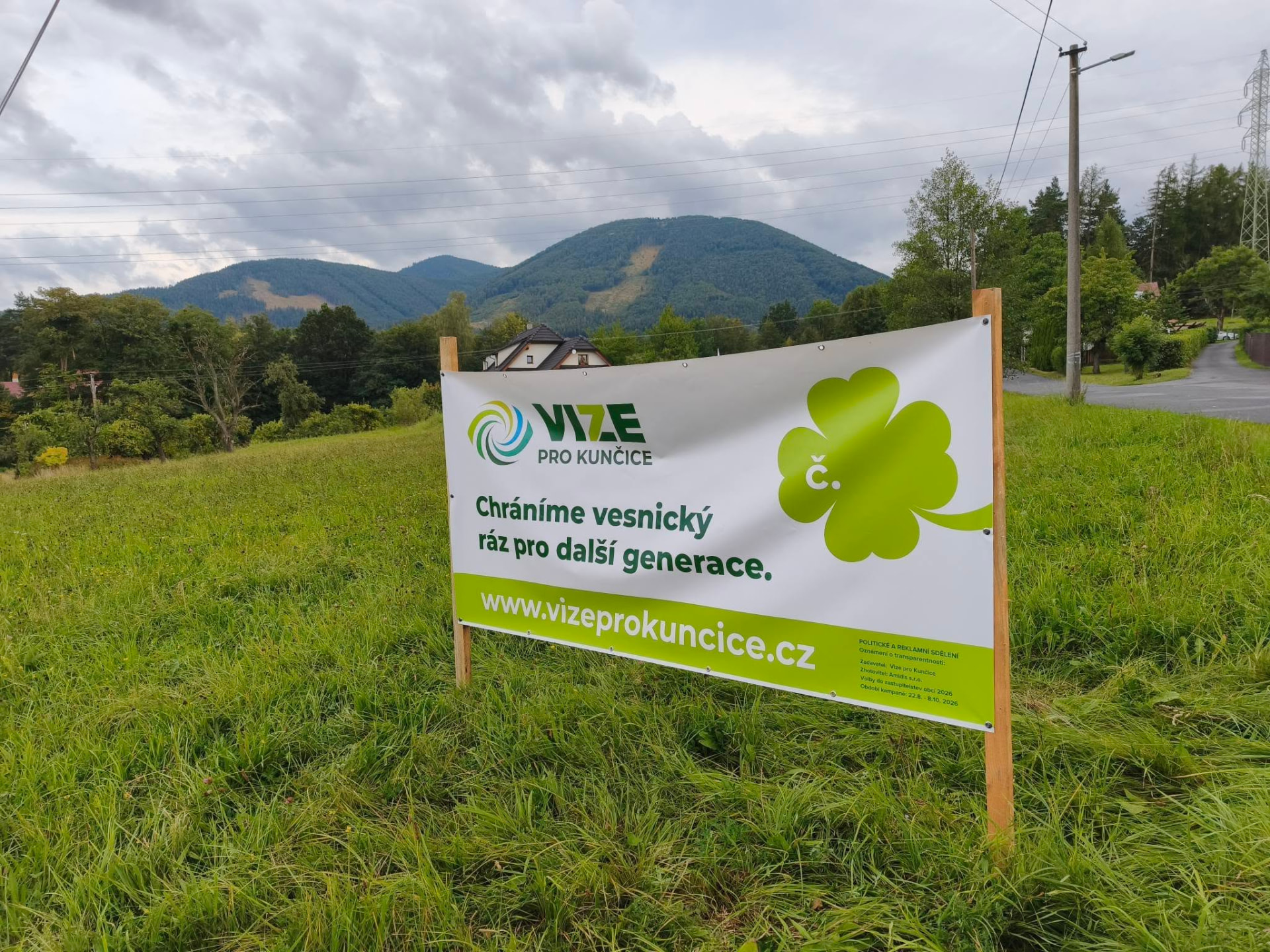 Billboard v terénu — Chráníme vesnický ráz pro další generace.