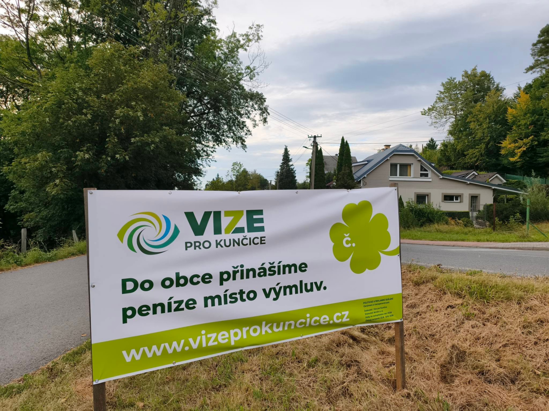 Billboard v terénu — Do obce přinášíme peníze místo výmluv.