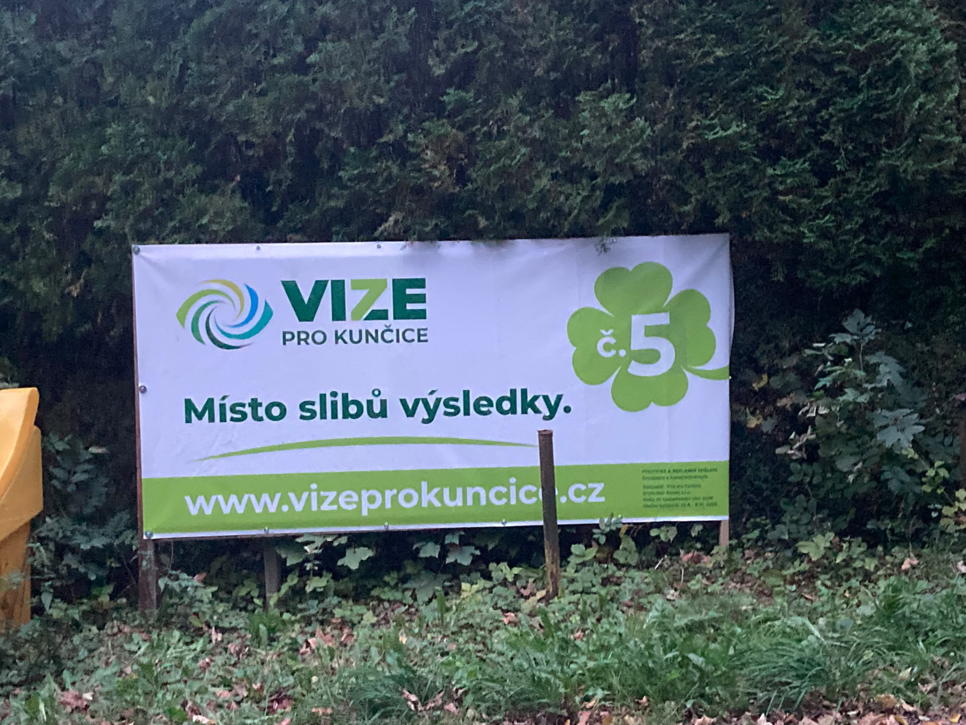 Billboard Vize pro Kunčice — Místo slibů výsledky, v terénu u lesa.